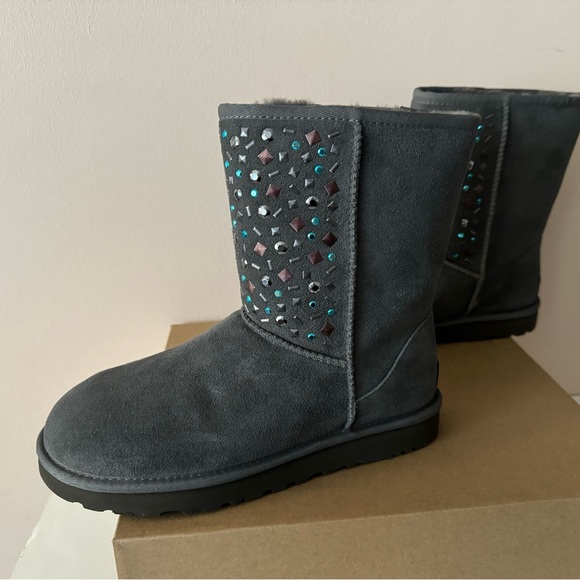 UGG short suede sheepskin stud II boot. Size: 8, 9 - Picture 6 of 15